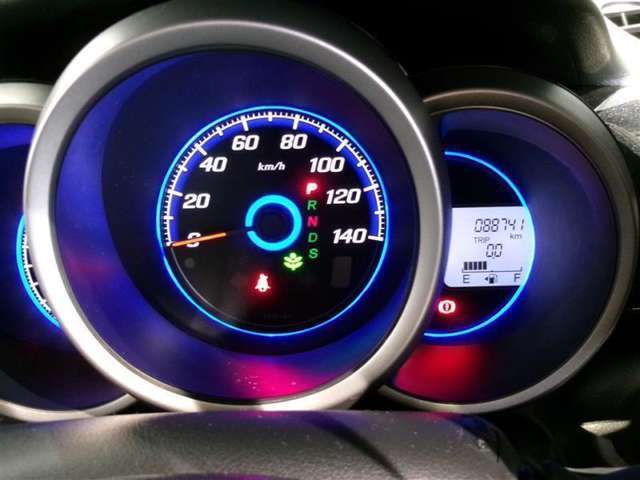 とっても見やすいメーターです。夜間時はラグジュアリーな気分にさせてくれる照明が魅力ですので、夜のドライブも楽しみになりますよ♪