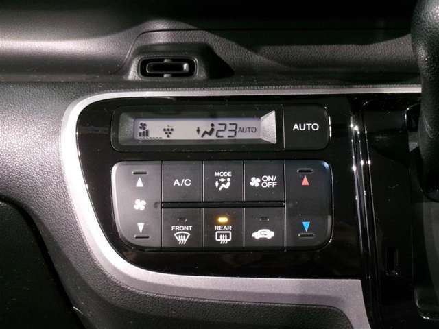 オートエアコンで快適な室内です。