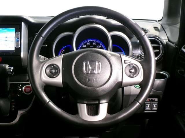 ステアリングスイッチ付き。前方から目を離すことなく操作することが可能です。