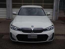 アダプティブLEDヘッドライト：コーナーに進入した際、ヘッドライトの角度を自動制御し、車が曲がる方向を照射して安全性を高めます