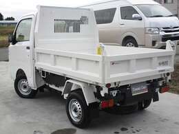 切り替え4WD　ダンプ　5MT　スマートアシスト　エアコン　アイドリングストップ　スペアキー付き