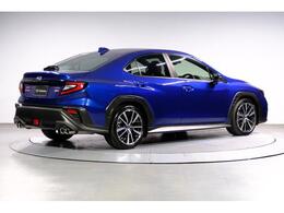 大きなスポイラーも無くまさに「羊の皮を被った狼」