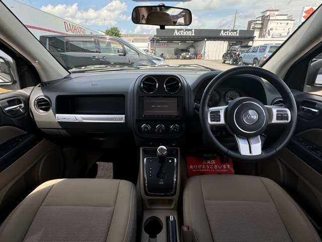 【室内】コックピット。車内もキレイで嫌な臭いもありません！ご納車後の臭いが付きにくくなる「空気触媒コーティング」もあります。