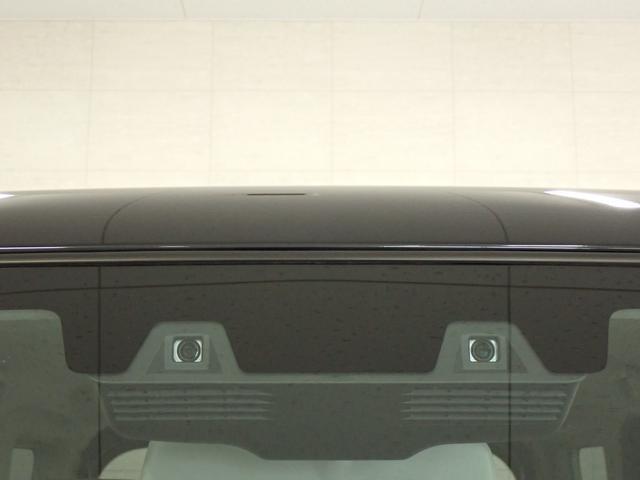 フロントガラス上部に設置された2つのカメラで歩行者や車を認識します。衝突の可能性がある場合、警告やブレーキのアシストをするのでより安全に運転していただけます。