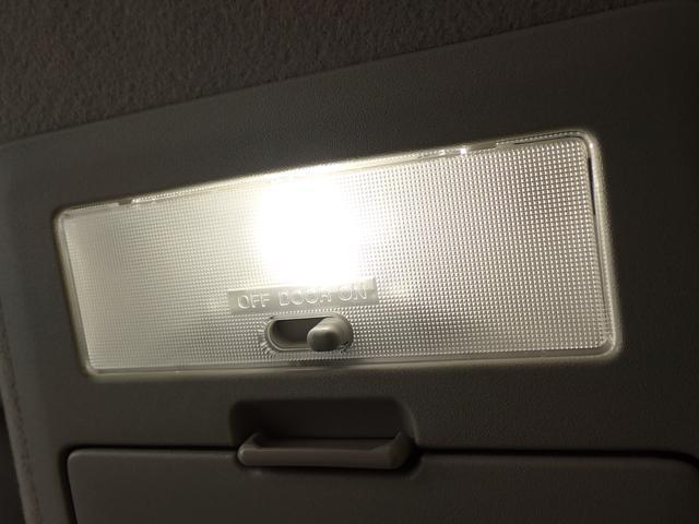 手元を照らしてくれる　照明があります。