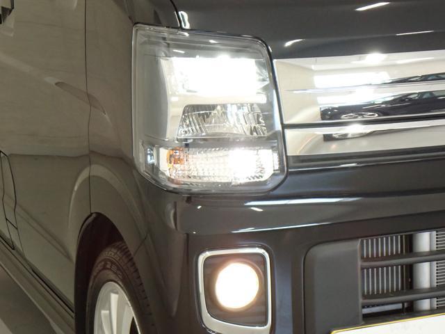ライトを点灯した瞬間から、最大の光量を発揮することができるLEDヘッドランプを装備しています。