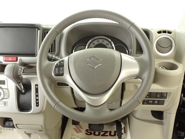 本革巻きのステアリングホイールが　車内に高級感をプラスします。手になじみ、運転しやすいです。