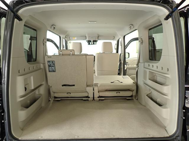 左右片側ずつ背もたれを倒せます。乗車人数や荷物量に応じたアレンジが可能です。