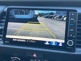 後退時に車両の後ろ側をモニター画面に表示します。車庫入れが苦手な人もこれで安心♪
