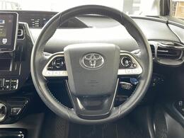 こちらはハンドルの写真です。中古車なので、若干の使用感はありますが、破損、不具合等はありません。弊社はユーザー様から買取した車両を、一台一台チェックして問題のない車両を掲載しております。ご安心ください