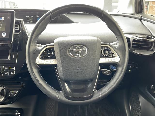 こちらはハンドルの写真です。中古車なので、若干の使用感はありますが、破損、不具合等はありません。弊社はユーザー様から買取した車両を、一台一台チェックして問題のない車両を掲載しております。ご安心ください