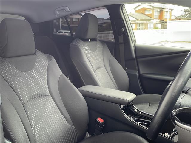 こちらは運転席のシートです。納車前には自社でしっかりクリーニングを行います。また、『シート撥水コーティング（別途料金）』などの、クリーニングメニューもご用意しております。