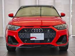 正面からのシルエットは、一目でアウディと判るグリルにシルバーのオーナメントが輝きます。小さいながらも街中で高級車アウディとして存在感を放ちます。