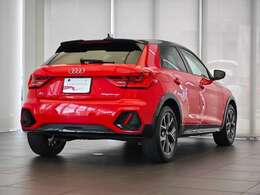 筋骨隆々としたバンパーまわりは「どんな道でもかかってこい」と言わんばかりの力強い雰囲気を醸し出しています。