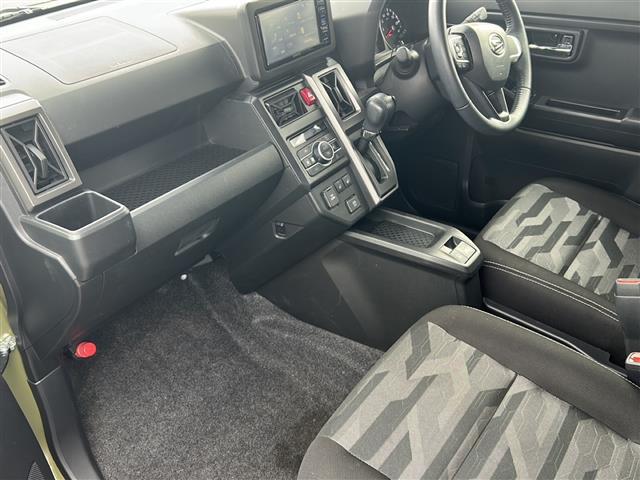 【内装の除菌消臭】車内の細菌やカビを除去しニオイの元となる菌の抑制をします。様々な物質に直接反応して酸化、分解します。人気オプションの一つです。