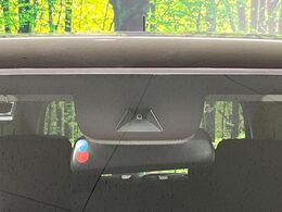 【ホンダセンシング】走行中に前方の車両等を認識し、衝突しそうな時は警報とブレーキで衝突回避と被害軽減をアシスト。より安全にドライブをお楽しみいただけます。