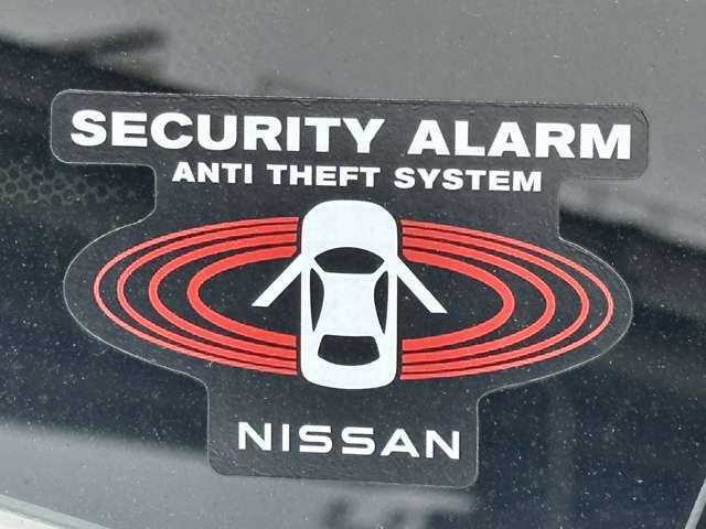 純正セキュリティーアラーム付いています。大切なお車の盗難リスクを減らしてくれます。
