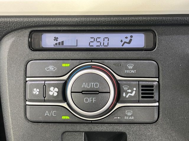【オートエアコン】一度お好みの温度に設定すれば、車内の温度を検知し風量や温度を自動で調整。暑い…寒い…と何度もスイッチ操作をする必要はありません。快適な車内空間には必須の機能ですね♪