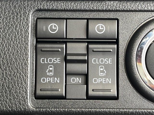 【両側パワースライドドア】スマートキーや運転席のスイッチで後席両側スライドドアの開閉が可能♪電動だから力を入れてドアを開ける必要が無く、小さなお子様でも簡単に開け閉めでき快適です♪
