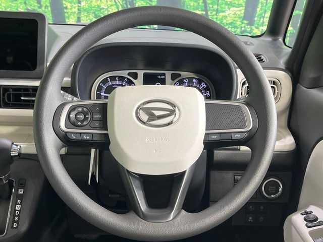 インテリアに合わせたデザインのステアリングは、運転される方のことも考え、運転しやすい形状、大きさです。是非一度、実際に触ってお確かめください。