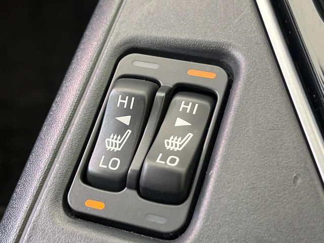 【シートヒーター】寒い日に重宝するシートヒーター！エアコンより早く温まってくれるので寒がりの人も安心ですね♪エアコンの温風は乾燥するから苦手、という方にもをおすすめです。