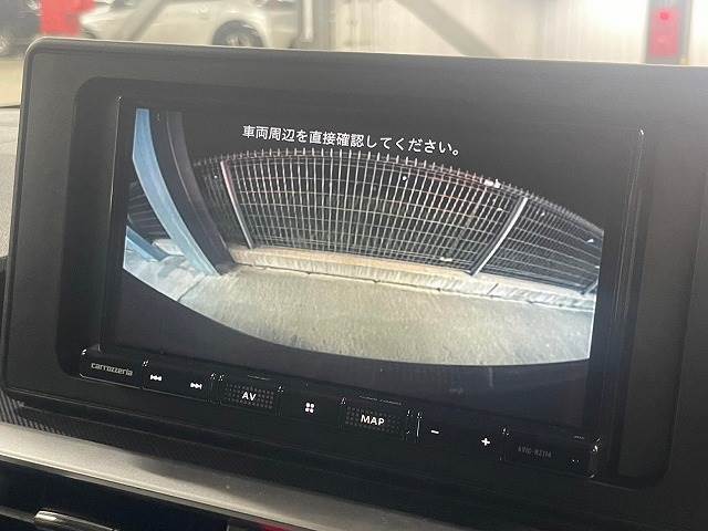 【カラーバックモニター】を装備しております。リアの映像がカラーで映し出されますので日々の駐車も安心安全です。