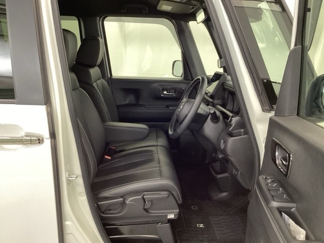 フロントは助手席と繋がったベンチシートです。運転席は、高さを調整できるハイトアジャスター付きです。