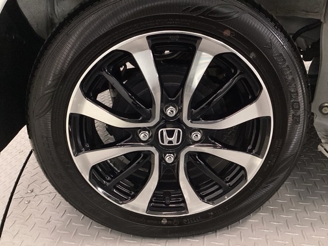 純正アルミホイールです。足元が引き立つので、車全体のイメージがアップしますよ！