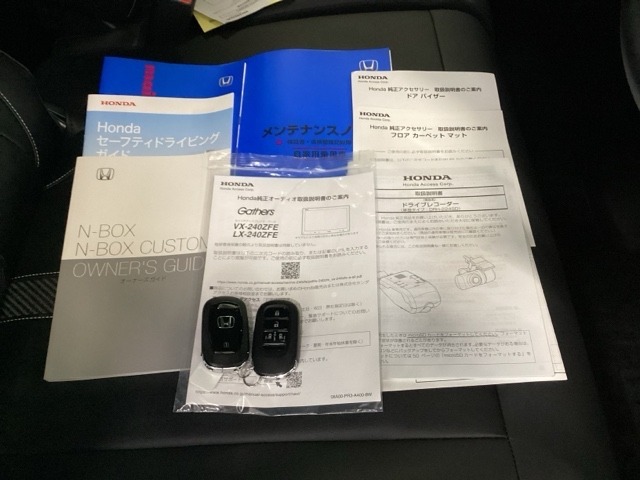 メンテナンスノート【点検整備記録簿・保証書】、取説も揃ってます。スマートキーはバッグなどにしまったままボタン操作でエンジンの始動・停止ができて大変便利です。