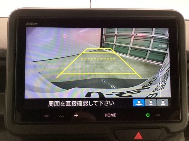 ガイド線表示機能付きのバックカメラで、バックでの車庫入れも安心です。