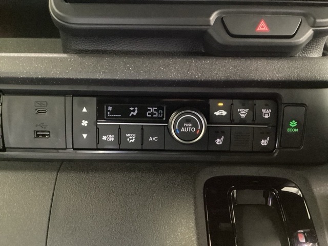運転席のシートヒーターで寒い日もすぐに温かくなり快適に過ごせます。2段階の温度調整が可能です。