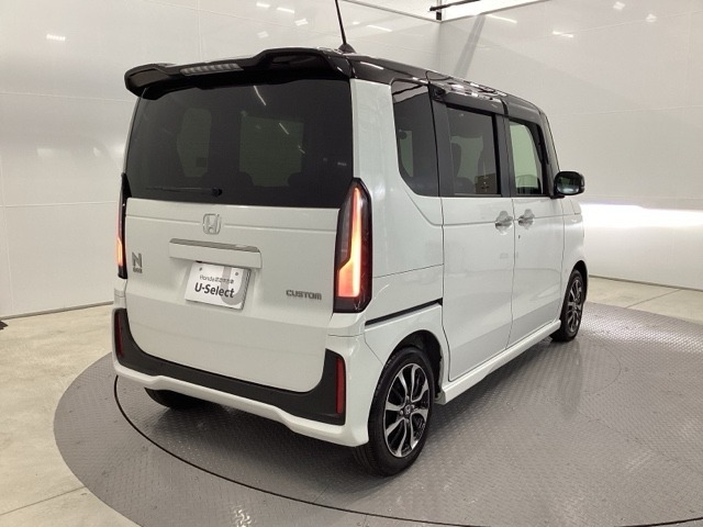 プライバシーガラスが装備されています。外を見るときには気にならずに、後方車両からは車内が見えにくい設計です。