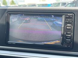 【バックカメラ】駐車時に後方がリアルタイム映像で確認できます。大型商業施設や立体駐車場での駐車時や、夜間のバック時に大活躍！運転スキルに関わらず、今や必須となった装備のひとつです！