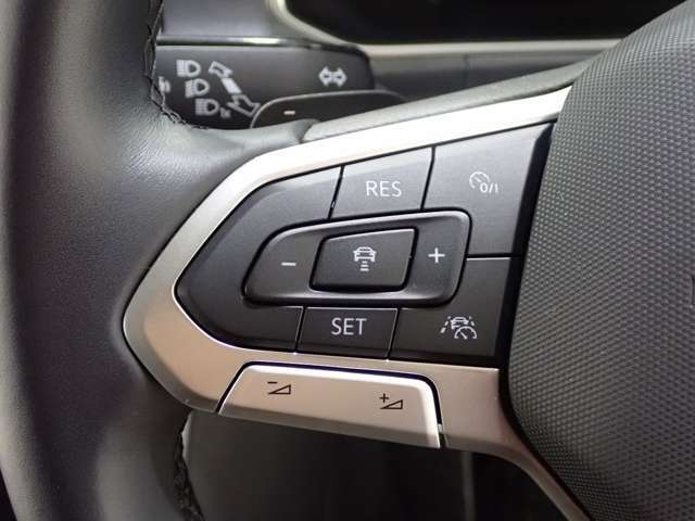 ハンドル左側：ACCアダプティブクルーズコントロールをこのボタンのみで行うことができます。運転中でもハンドル内にあることで視線の動き幅を抑えられ安全性を高めています。