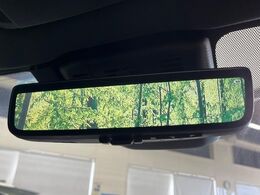 【デジタルインナーミラー】後席の大きな荷物や同乗者で後方が確認しづらい時でも安心！カメラが撮影した車両後方の映像をルームミラー内に表示。クリアな視界で状況の確認が可能です！