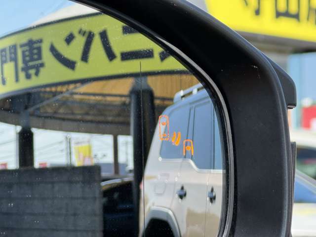 ブラインドスポットモニター！走行中、ドアミラーでは確認しにくい後側方エリアに存在する車両に加えて、隣接する車線の約60m後方までモニターし、急接近してくる車両も検知します。