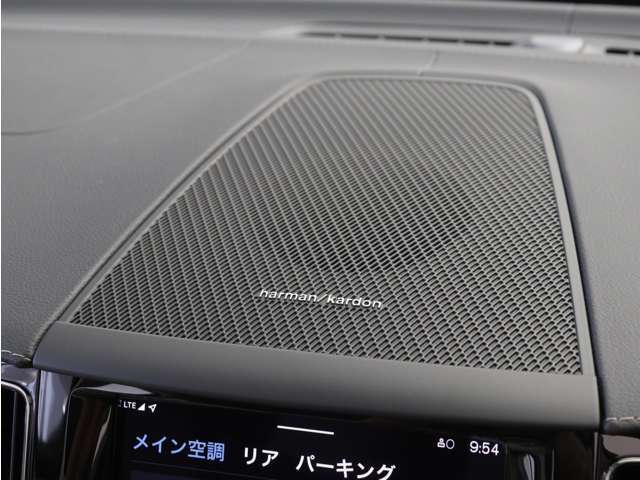 【harman/kardon】世界のオーディオファン垂涎のプレミアムサウンドシステムを搭載。原音に近い音場空間を忠実に再現。乗る人すべてに最良の音響体験を提供します。