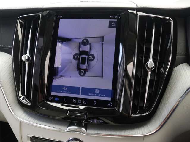 リアカメラによる後方の確認だけでなく、真上から見下ろすバードアイ映像を映し出す360度ビューカメラで、自車周辺の詳細な状況を確認できます。見通しが悪く狭い場所で車を取り回す際には心強い味方となります。