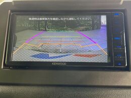 【バックカメラ】駐車時に後方がリアルタイム映像で確認できます。大型商業施設や立体駐車場での駐車時や、夜間のバック時に大活躍！運転スキルに関わらず、今や必須となった装備のひとつです！