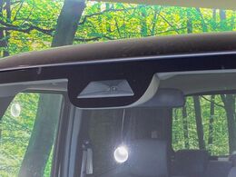 【ホンダセンシング】走行中に前方の車両等を認識し、衝突しそうな時は警報とブレーキで衝突回避と被害軽減をアシスト。より安全にドライブをお楽しみいただけます。