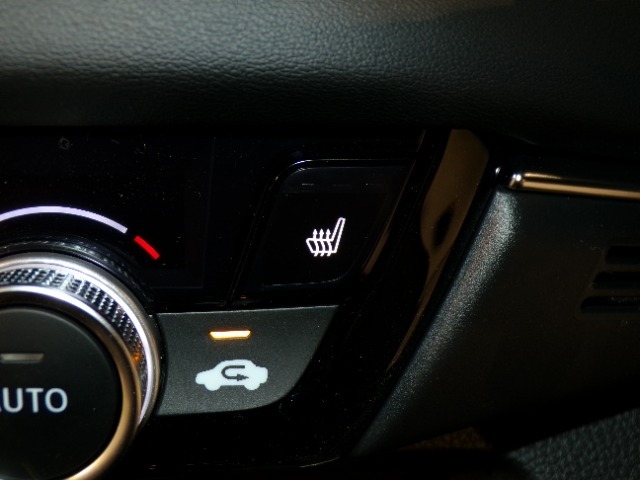 【シートヒーター】シートヒーター装備車です。寒い冬に乗車中とても暖かく快適に移動できます。冷え性の方にピッタリの装備です！