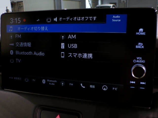 CD、DVD、Bluetooth、AM、FM、AUX、スマートフォン接続ができます。