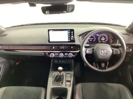 車内は光触媒抗菌消臭施工済です。インパネ周りはスタイリッシュなデザインで機能や装備も充実しています。グローブボックスやカップホルダーのほかにトレーなどたくさんの収納スペースが付いています。