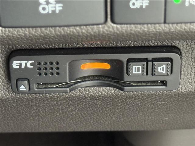 ◆【ETC】有料道路を利用する際に料金所で停止することなく通過できる、ETC車載器（ノンストップ自動料金収受システム機器）が装備されています。セットアップを行うことで利用可能になります。