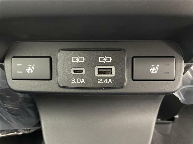 【2列目シートヒーター/充電用USB】後席にもシートーヒーターがついております！また、USBポートもありますので後席も快適にドライブできます！