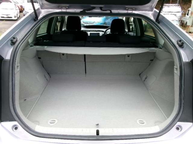 荷室廻り！汚れ・キズ等もなく良好な状態です！5名乗車の際でも十分な積載スペースを確保しております！！