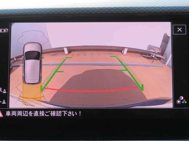 ギヤをリバースに入れると車両後方の映像とガイドラインが表示され、車庫入れや縦列駐車などの際の安全確認をサポートするリヤビューカメラを装備しています☆