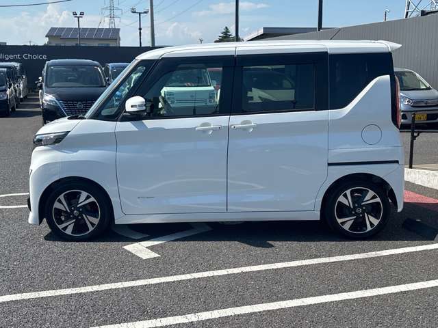 当店は照明・屋根付きスペースございますので雨天時も安心して現車確認が可能です。