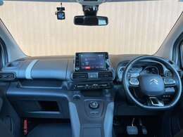 LIBERALAでは多種多様の車種をご用意させていただいております。お客様がご納得いくまで、そのお車の持つ特性を五感すべてで感じ取っていただける場をご提供します。