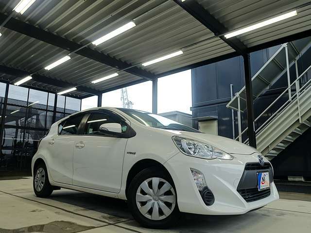 トヨタアクア・グレードL！ハイブリッド！低燃費！DUNLOPエナセーブタイヤ！ウィンカーミラー！シャークアンテナ！オプションドアバイザー！キーレスエントリー！フロントパワーウィンドウ！リア手巻き窓！！